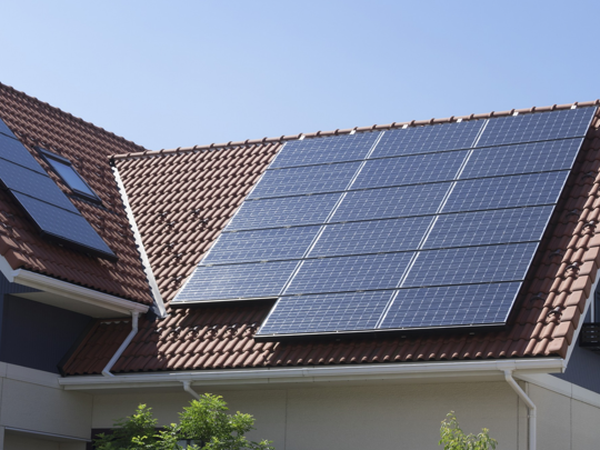 Zonnepanelen op een dak