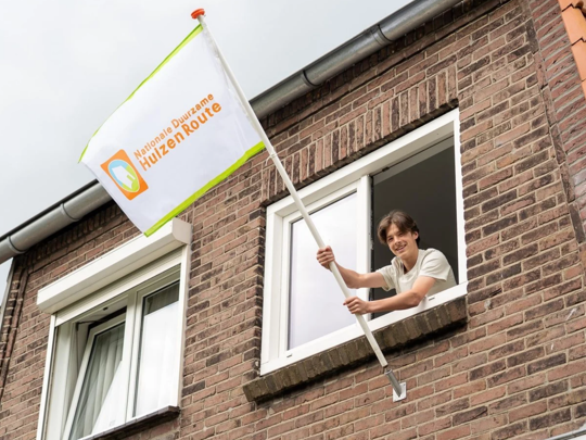 vlag duurzame huizen route uit raam
