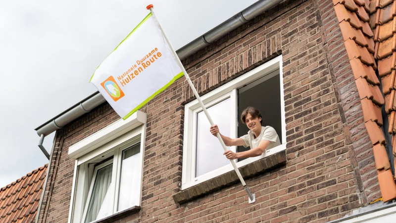 vlag duurzame huizen route uit raam