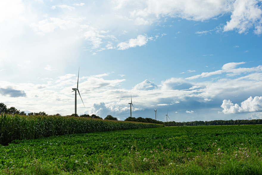 windmolens langs snelweg